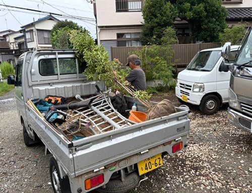 プロの植木職人が庭木を配達