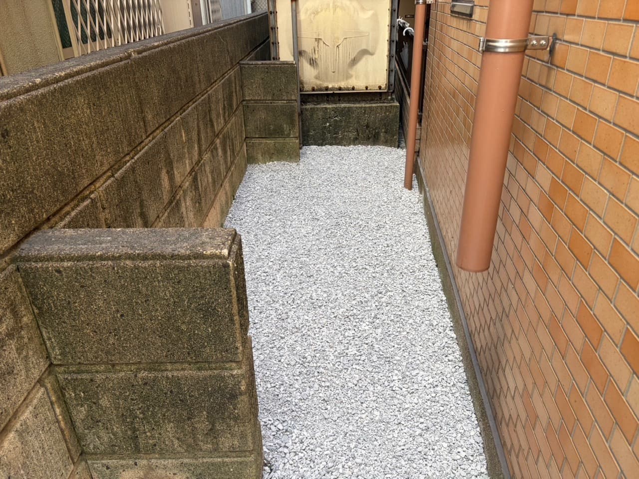草が茫々の集合住宅の専用庭は、全面を砂利敷きにするのが一番経済的かつ容易!