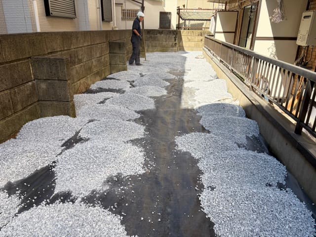 草が茫々の集合住宅の専用庭は、全面を砂利敷きにするのが一番経済的かつ容易! — ギャラリー 1