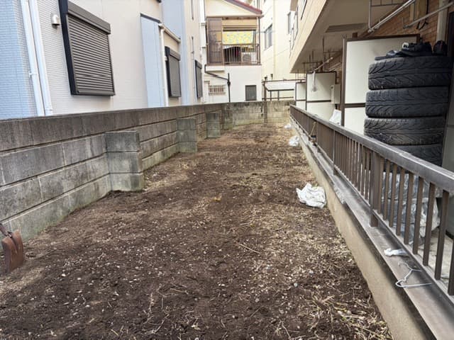草が茫々の集合住宅の専用庭は、全面を砂利敷きにするのが一番経済的かつ容易!