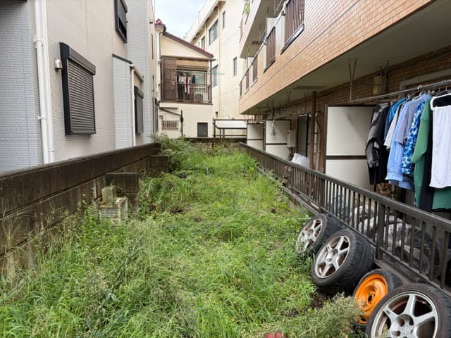 草が茫々の集合住宅の専用庭は、全面を砂利敷きにするのが一番経済的かつ容易!