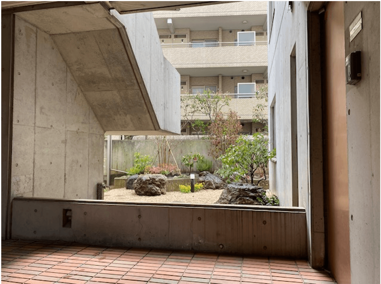 新宿区集合住宅 — 施工後 1
