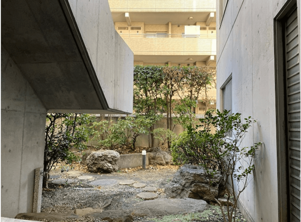 新宿区集合住宅 — 施工前 1